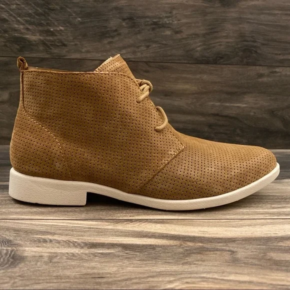 NIB Born Bazau Perforated Suede Ankle Chukka Boot - Picture 6 of 11